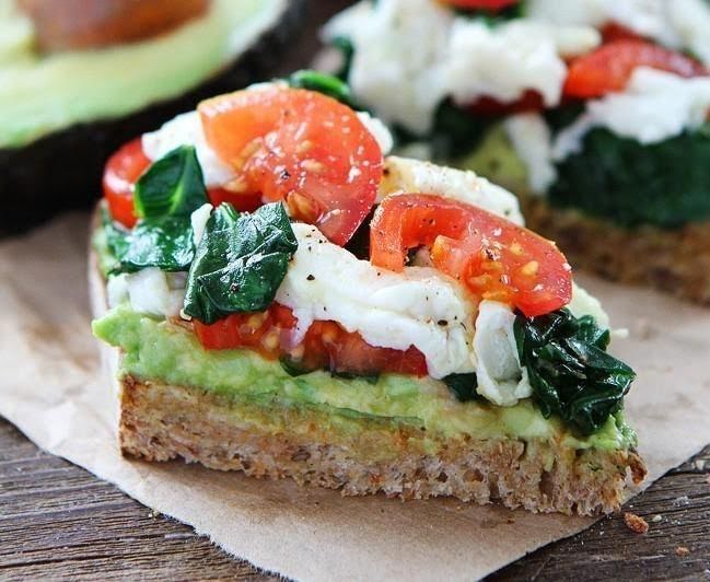 Toast con claras de huevo, verduras y aguacate de 246.32 Kcal