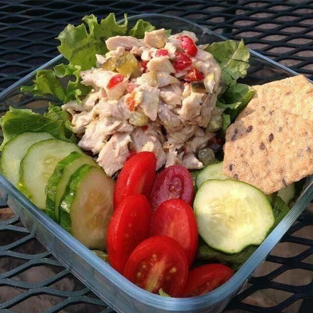 Ensalada de pollo con jitomate y pepino