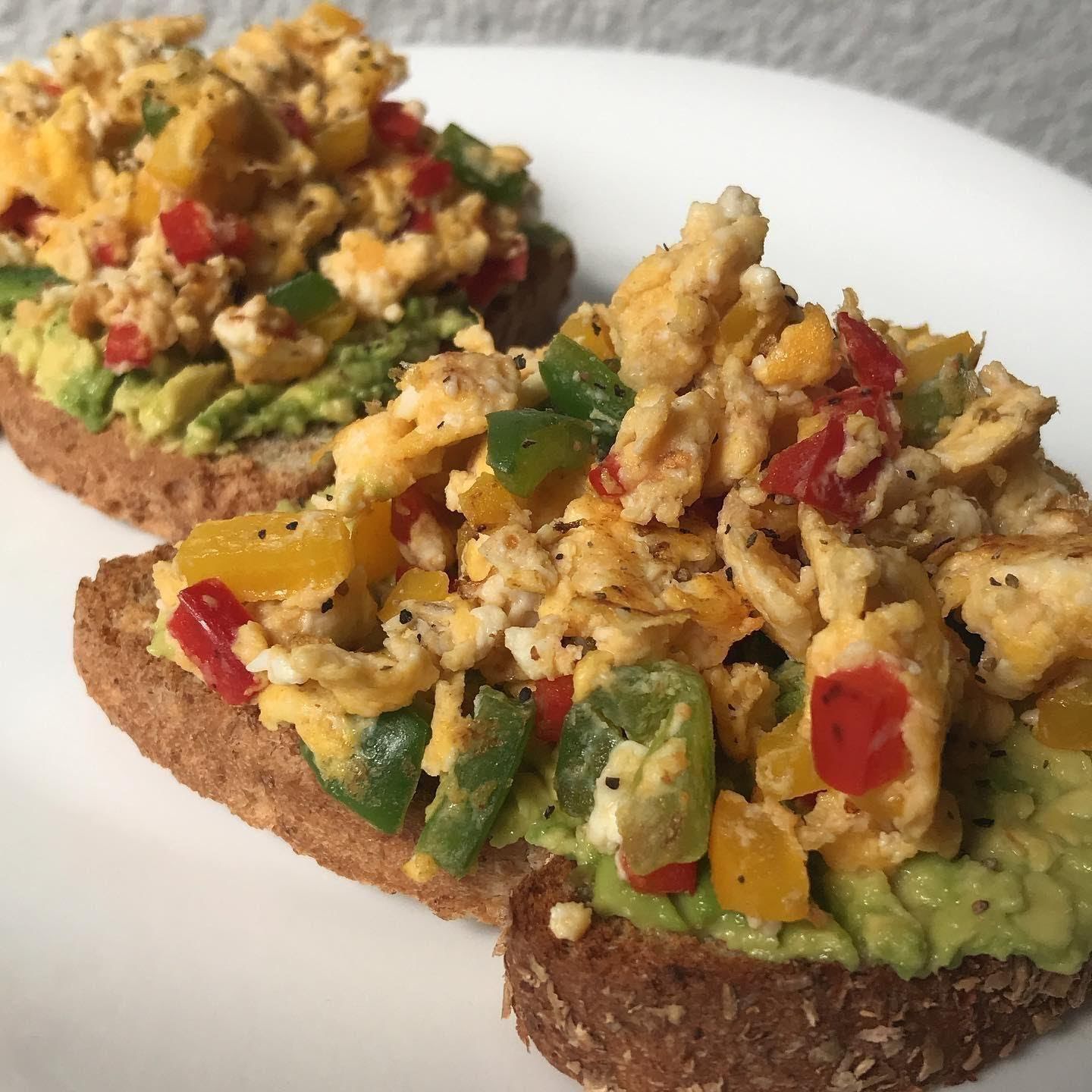 Toast de huevo revuelto con pimientos