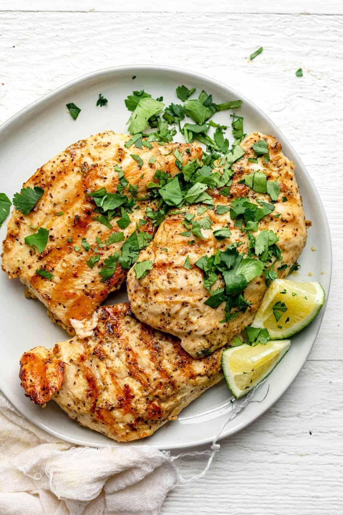 Pollo al grill con mostaza de 186.2 Kcal