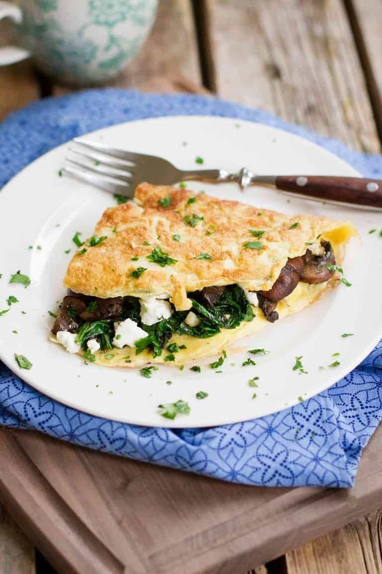 Omelette de champiñones, y queso de cabra acompañado con fruta