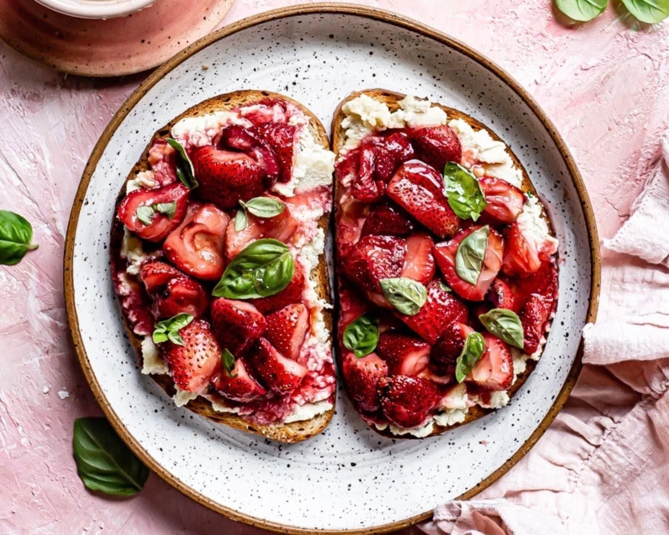 Toast de fresa con queso ricotta y nuez de 256 Kcal