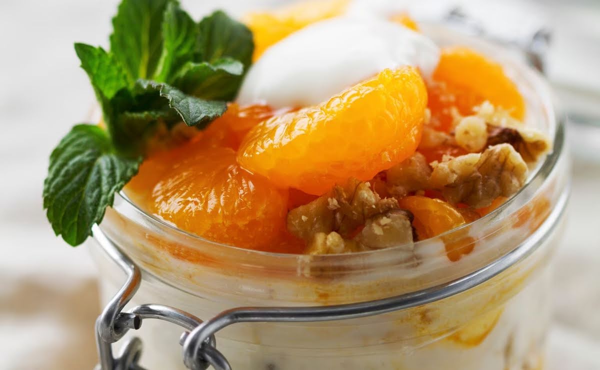 Yogurt con avena, mandarina y nueces de 349 Kcal