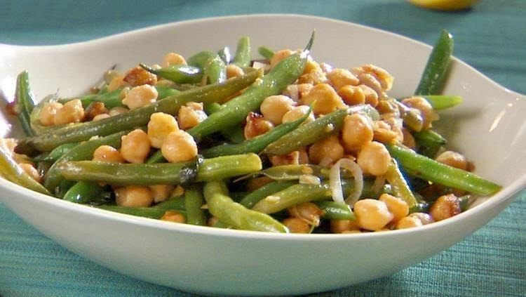 Ensalada de ejotes con garbanzos y pollo