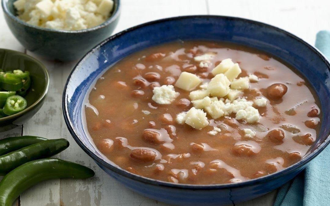 Frijoles en caldo con queso panela y aguacate