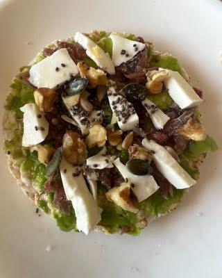 Tortita de arroz saladas con queso de cabra y champiñones