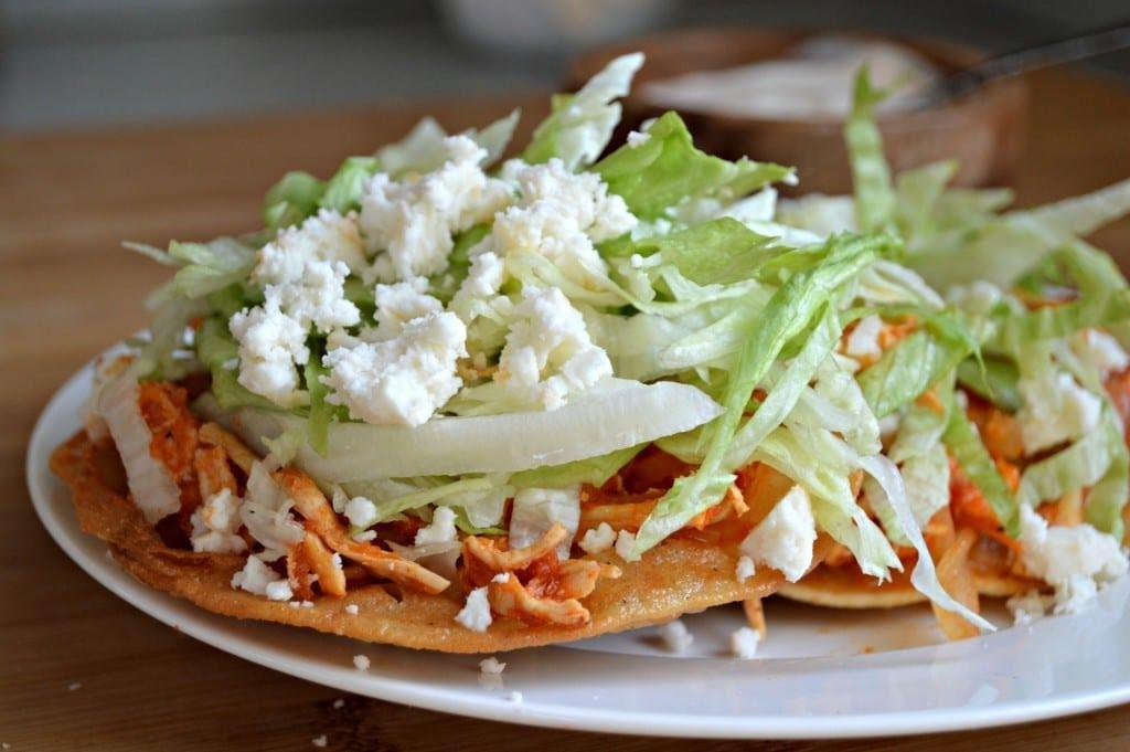 Tostadas de frijoles, pollo y panela de 337 Kcal