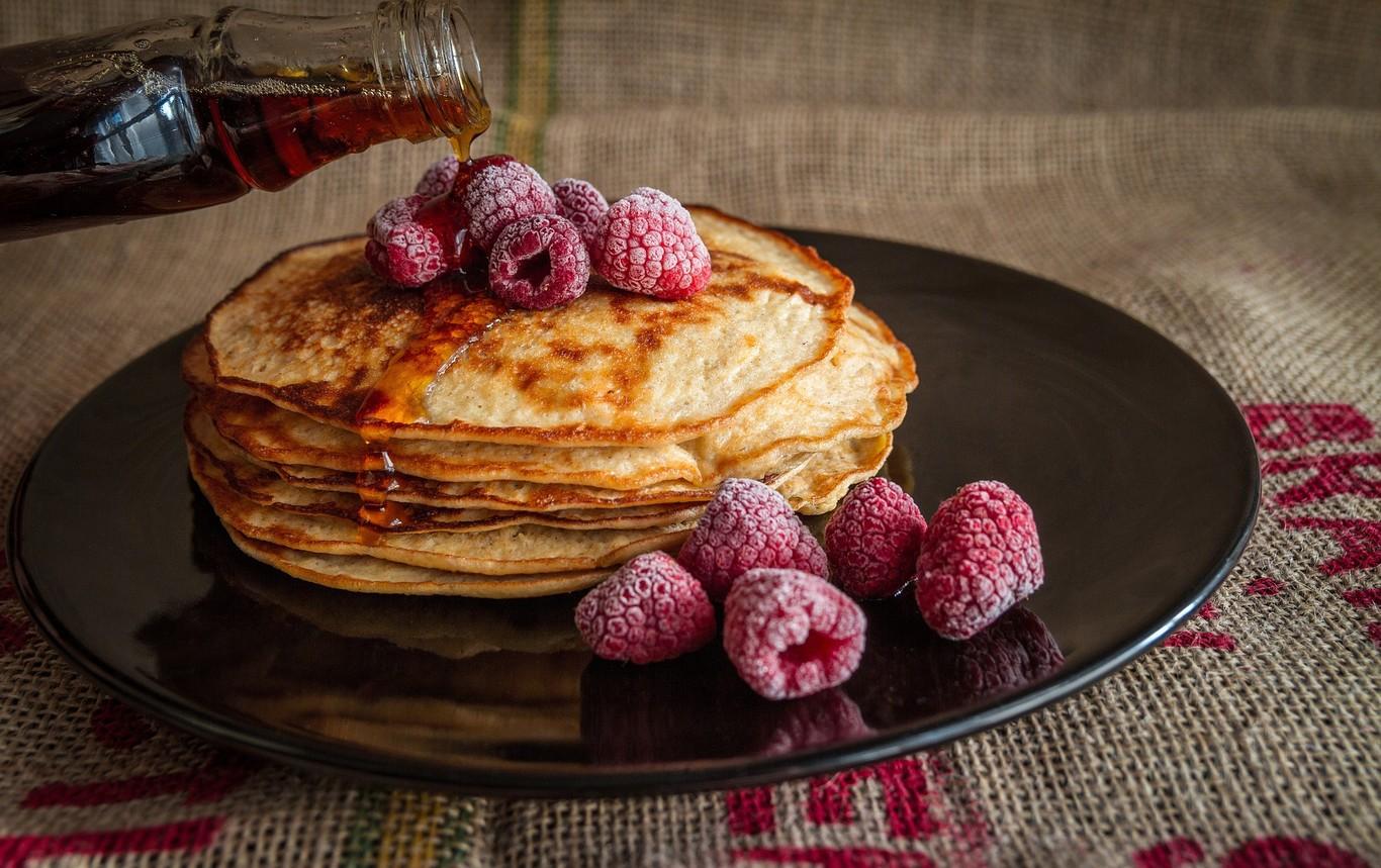 Hotcakes con harina de almendras y fruta