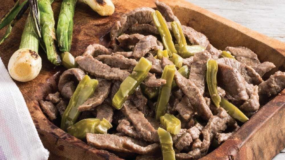 Fajitas de bistec con nopales y cebollitas asadas