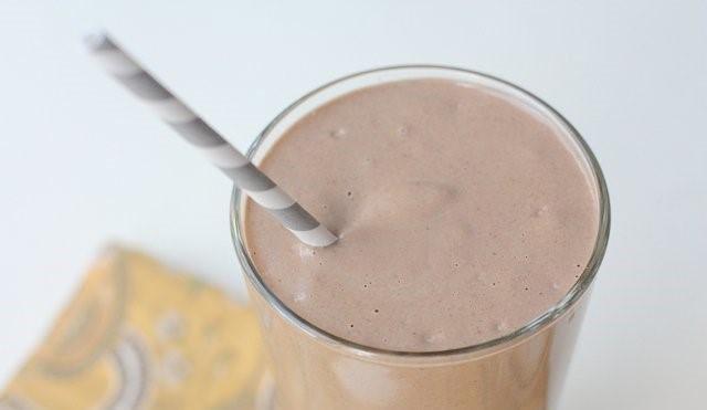 Smoothie de dátil, chocolate y almendra de 251.1 Kcal