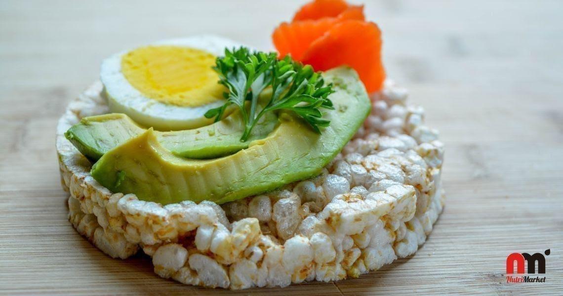 Tortita de arroz con huevo duro y requesón con verduras