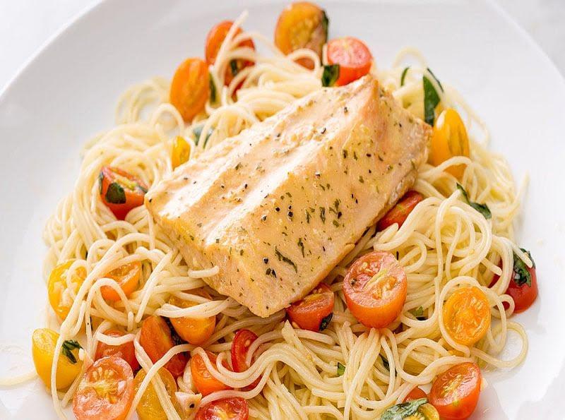 Pescado con pasta y jitomates cherry