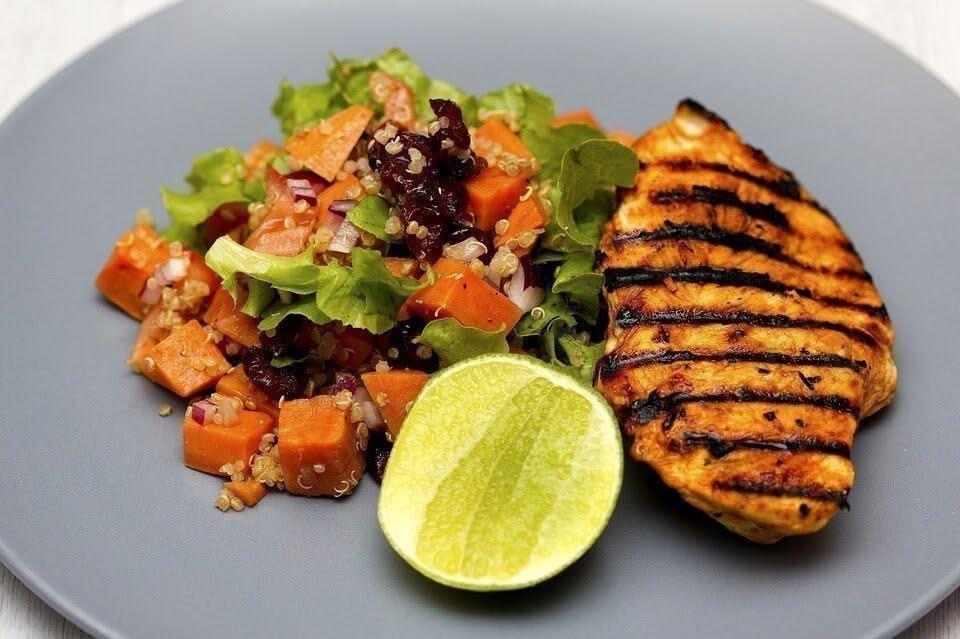 Pollo con ensalada de mixta con camote y quinoa