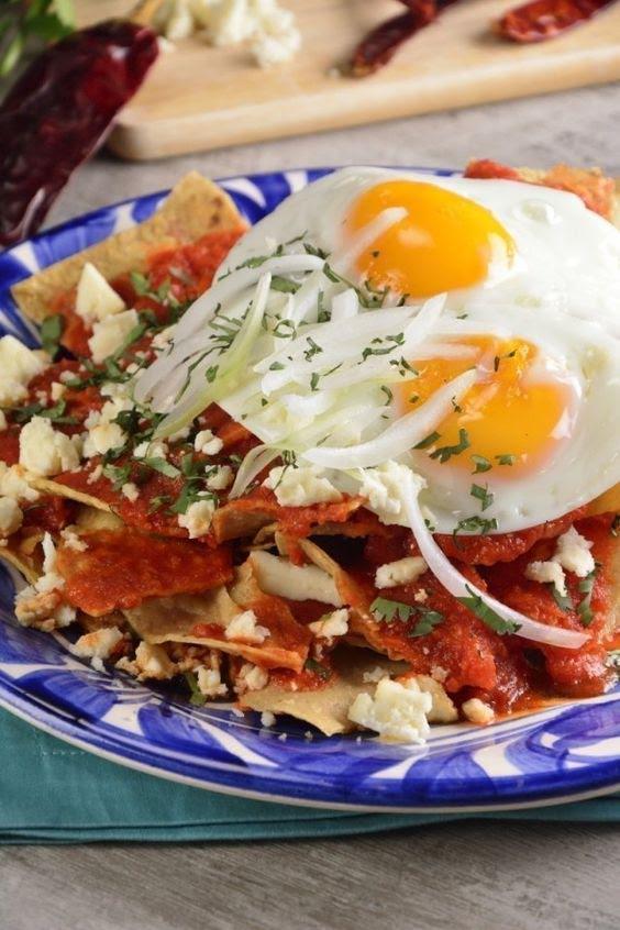 Chilaquiles rojos con huevos estrellados