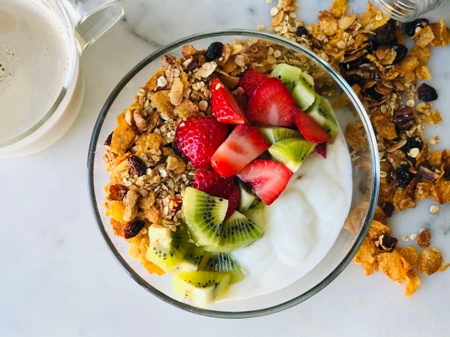 Yogurt con fruta y granola de 497 Kcal