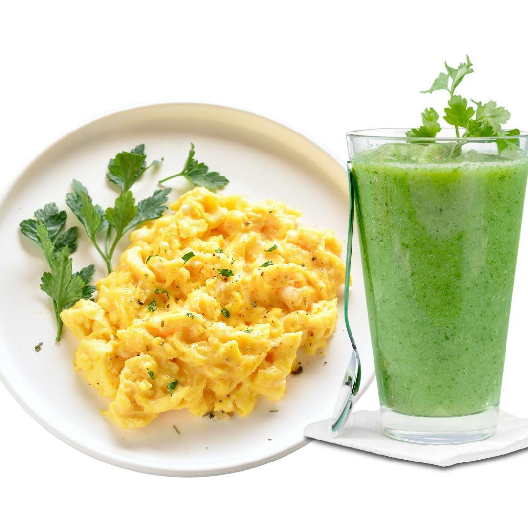 Jugo verde y Huevo revuelto de 374.06 Kcal