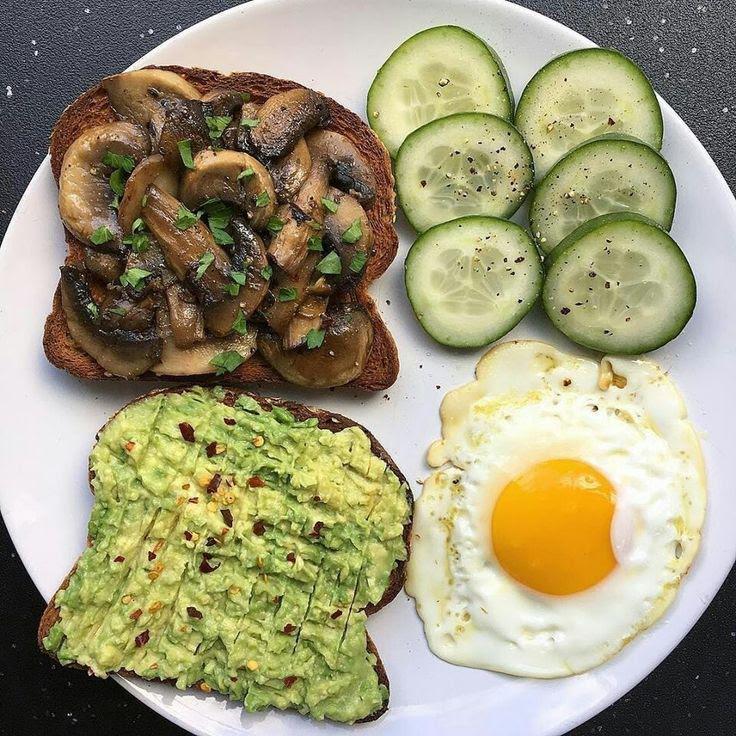 Toast de guacamole con huevo estrellado