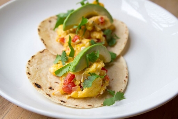 Tacos de huevo a la mexicana con frijoles de olla