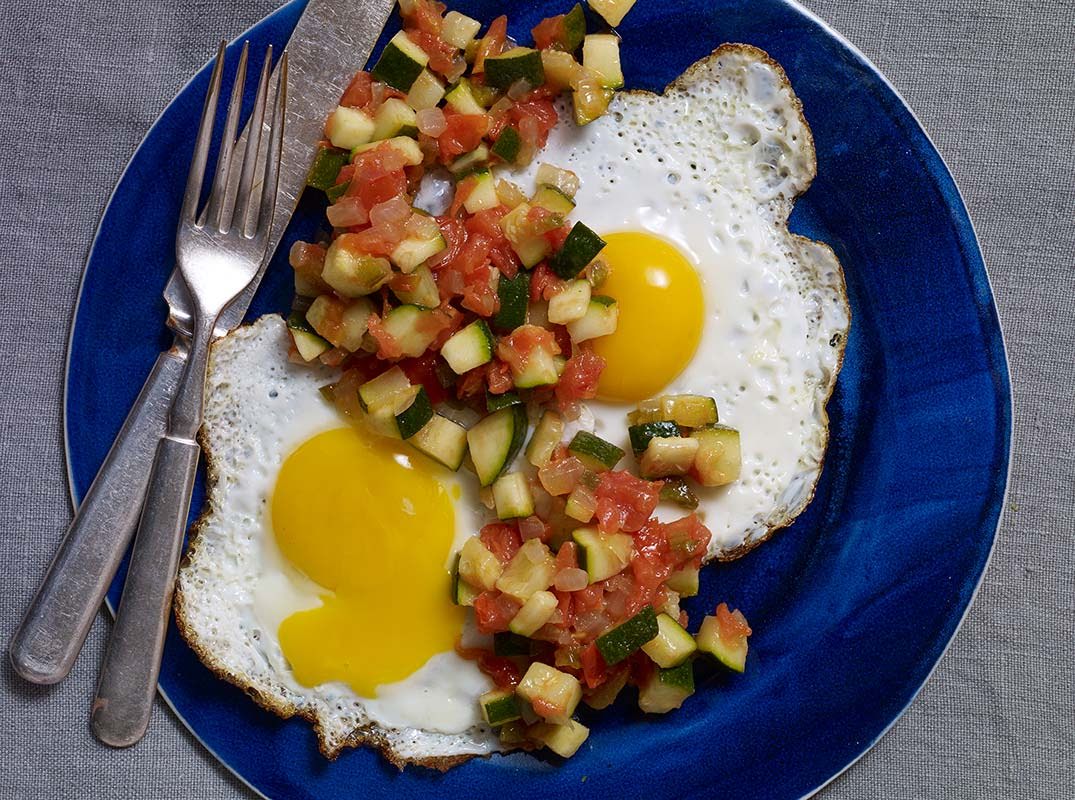 Huevo estrellado con calabacitas a la mexicana