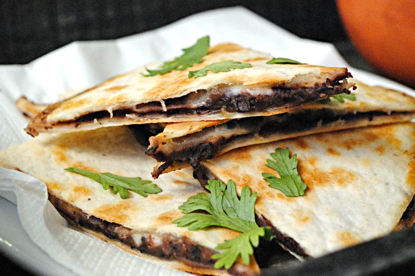 Quesadillas con frijoles y guacamole de 339.1 Kcal