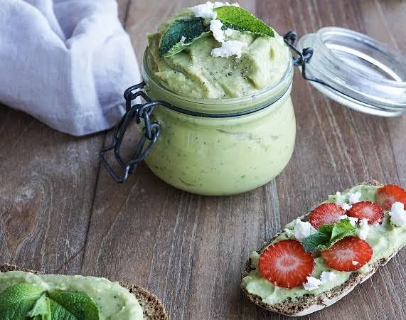 Galletitas con guacamole + fruta de 176 Kcal