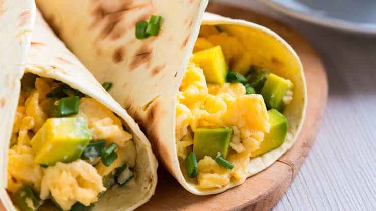 Taquitos de huevo con aguacate y fruta