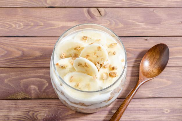 Yogurt natural con plátano y crema de almendra sin azúcar de 279.1 Kcal
