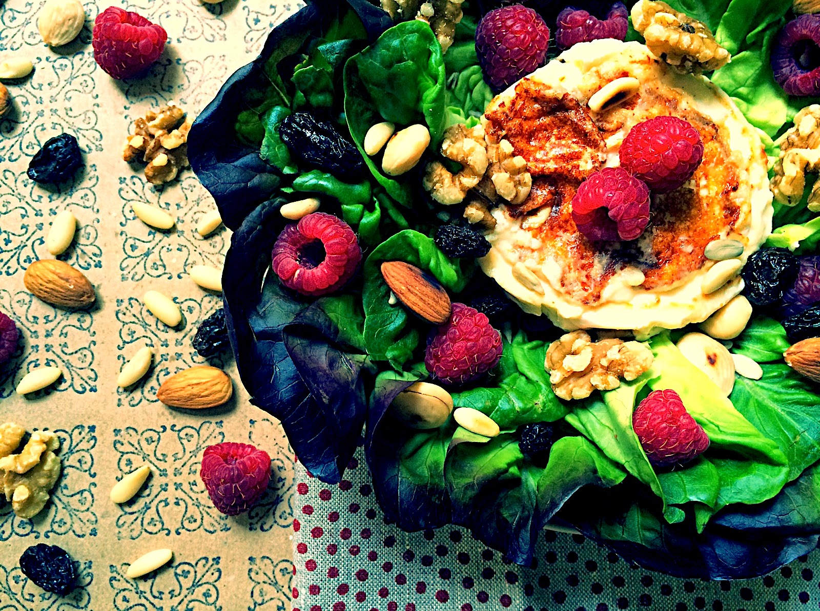 Ensalada de queso de cabra con frutos rojos