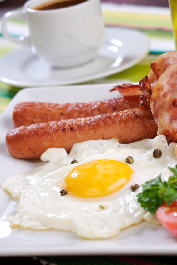 Huevo estrellado con salchicha de pavo y pimientos asados