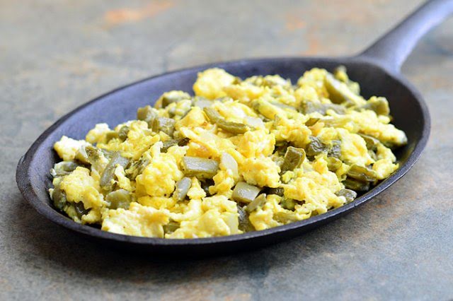 Huevo revuelto con nopales y tortilla de maíz