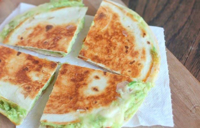 Quesadilla con guacamole acompañado de calabaza y uvas