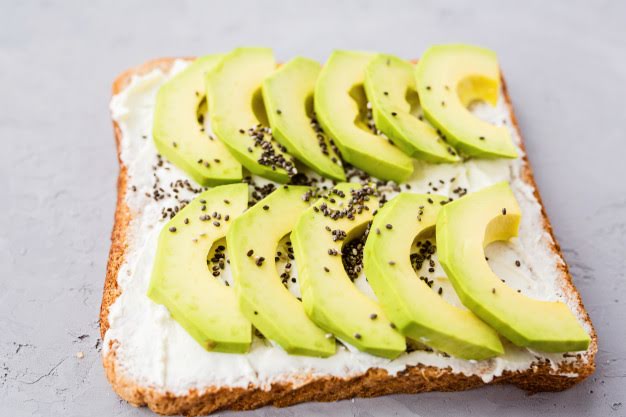 Pan tostado con crema, panela y aguacate. de 285 Kcal