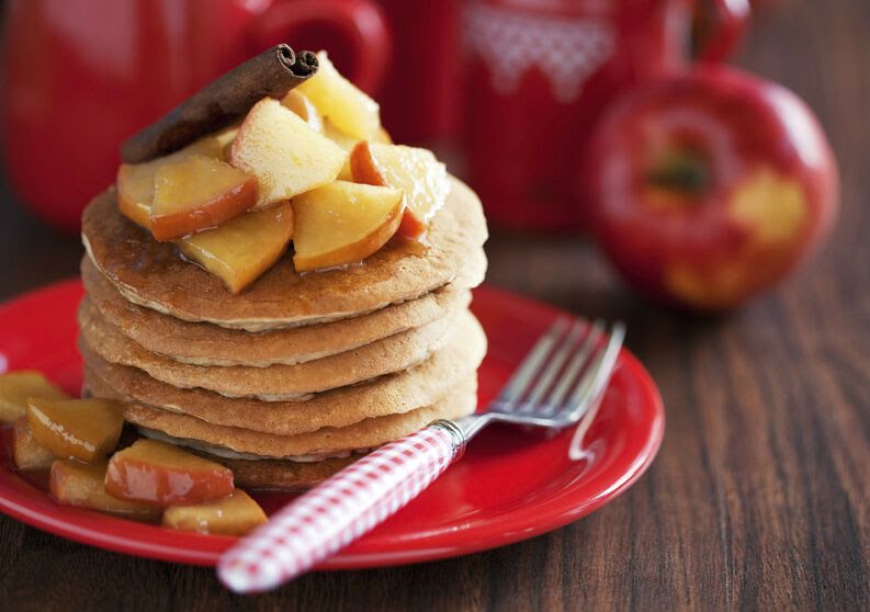 Hotcakes de avena con manzana y crema de almendra sin azúcar.