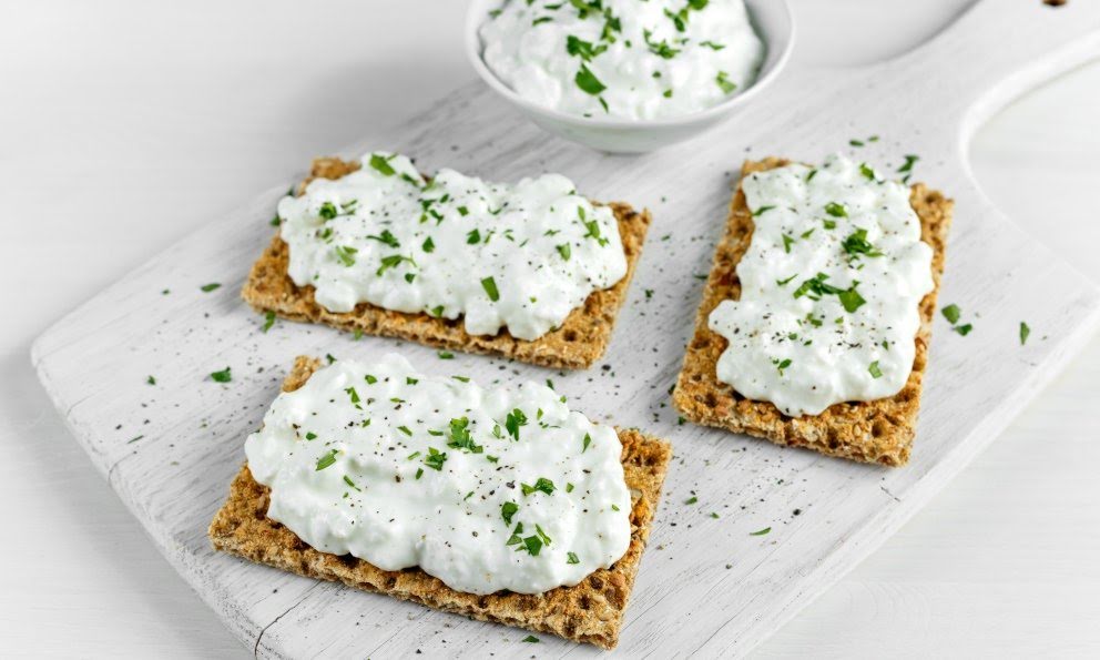 Pan con jocoque y cilantro de 193 Kcal