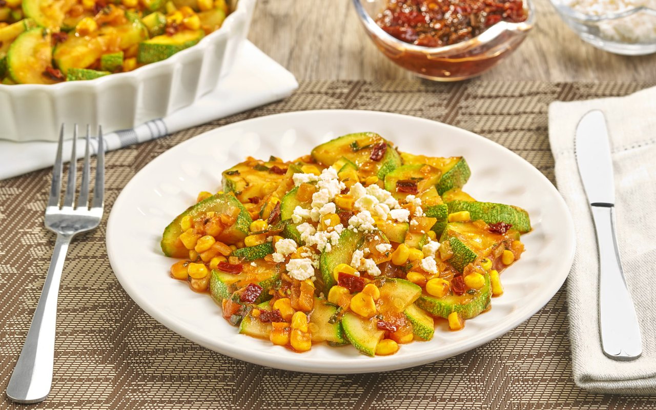 Bistec a la plancha y calabacitas a la mexicana con queso fresco