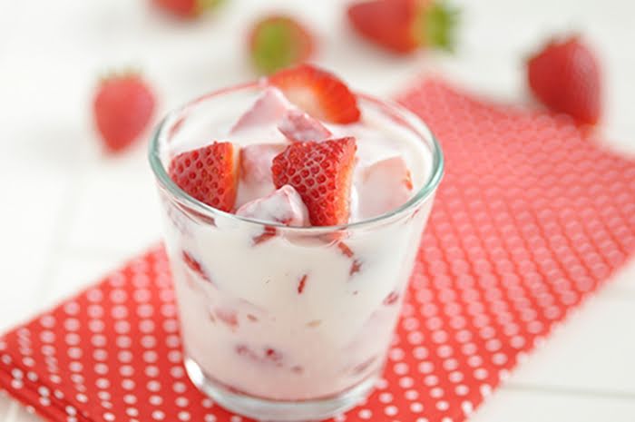 Yogurt con fresa en trocito por Avena Salud - Receta fácil en la app para  nutriólogos Avena