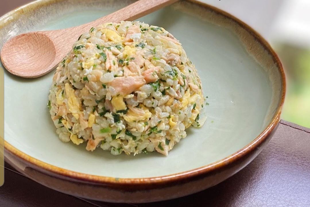 Arroz con salmón y huevo