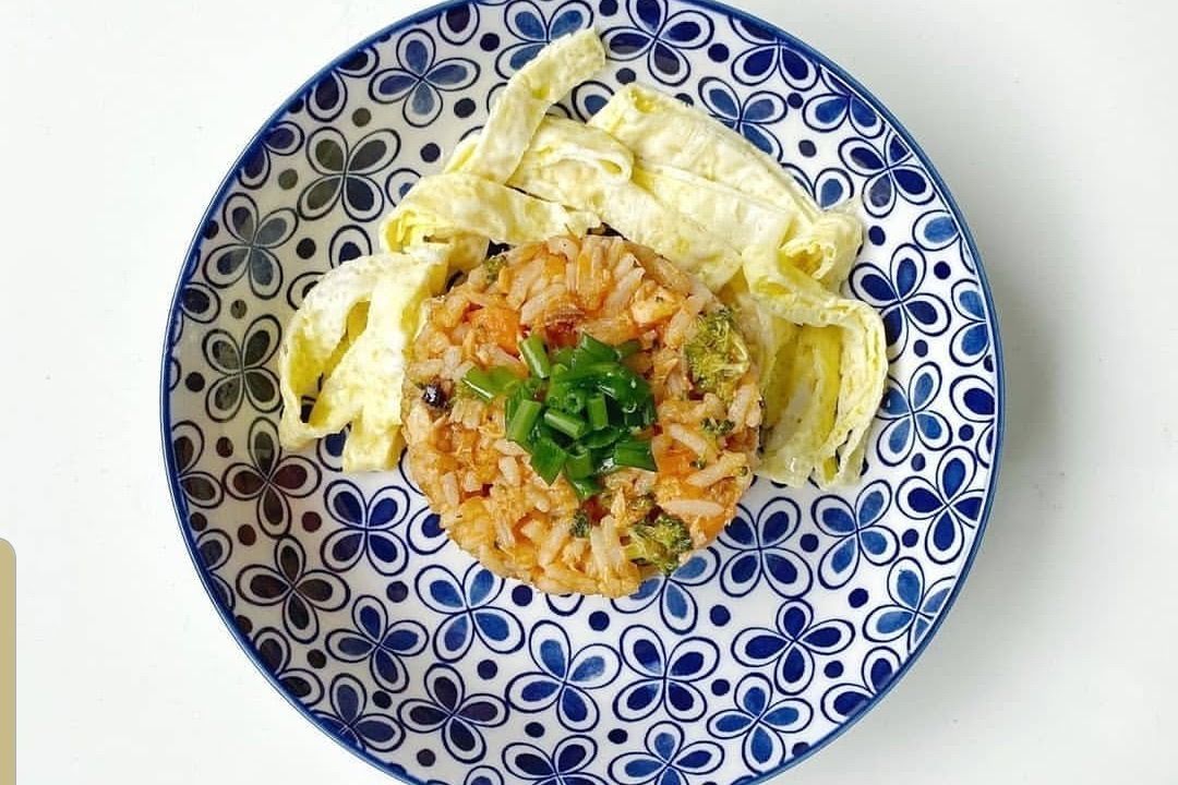 Arroz rojo con brócoli y pasta cremosa de 290.2 Kcal