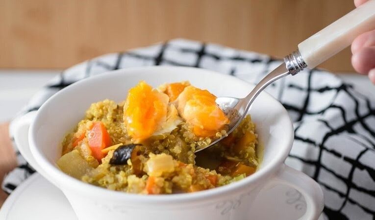 Sopa de quinoa con salmón  y camote