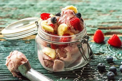 Helado de plátano, moras, y fresas de 232 Kcal