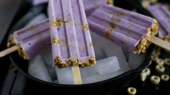 Paletas de moras y granola de 378 Kcal