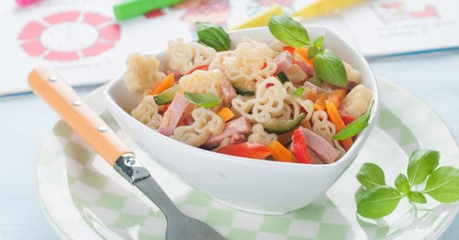 Ensalada de pasta y pechuga de pavo horneada