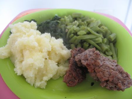 Carne con puré de papa y ejotes.