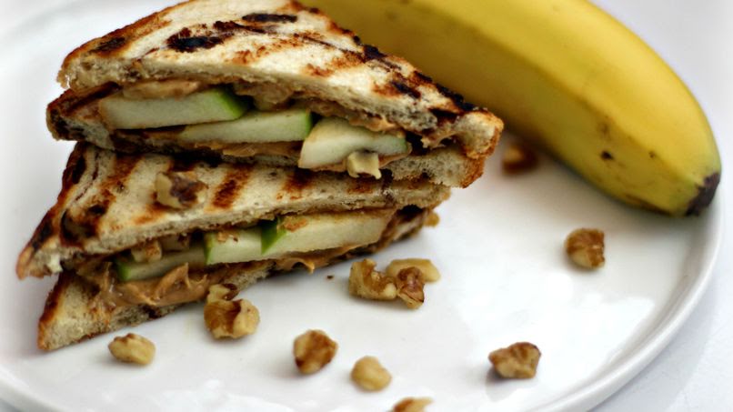 Sandwich de mani y frutas de 329.1 Kcal