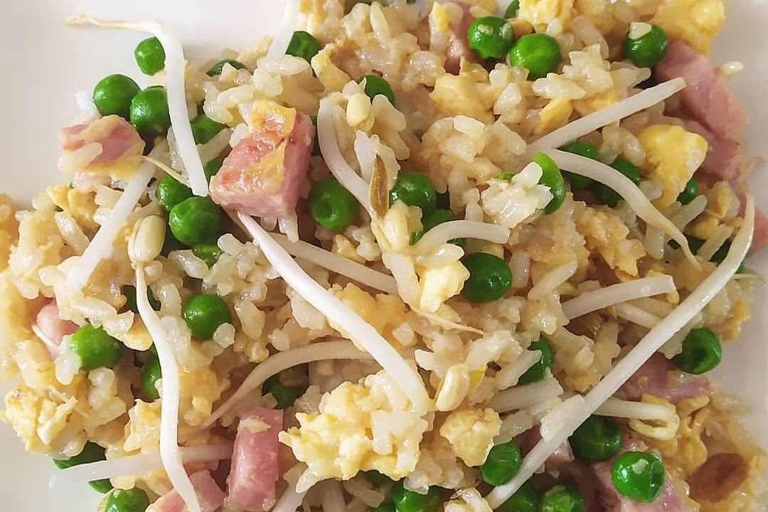 Ensalada de arroz y chuleta