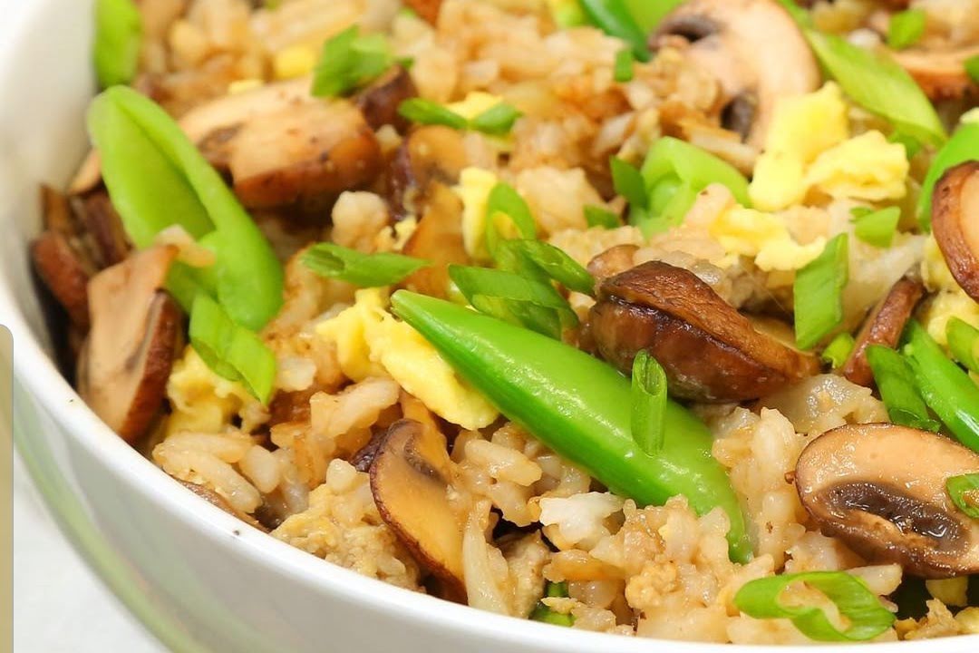 Arroz con pollo, champiñón y cebollín