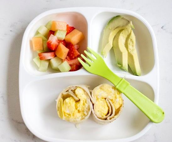 Rollitos de huevo revuelto, aguacate y ensalada frutal