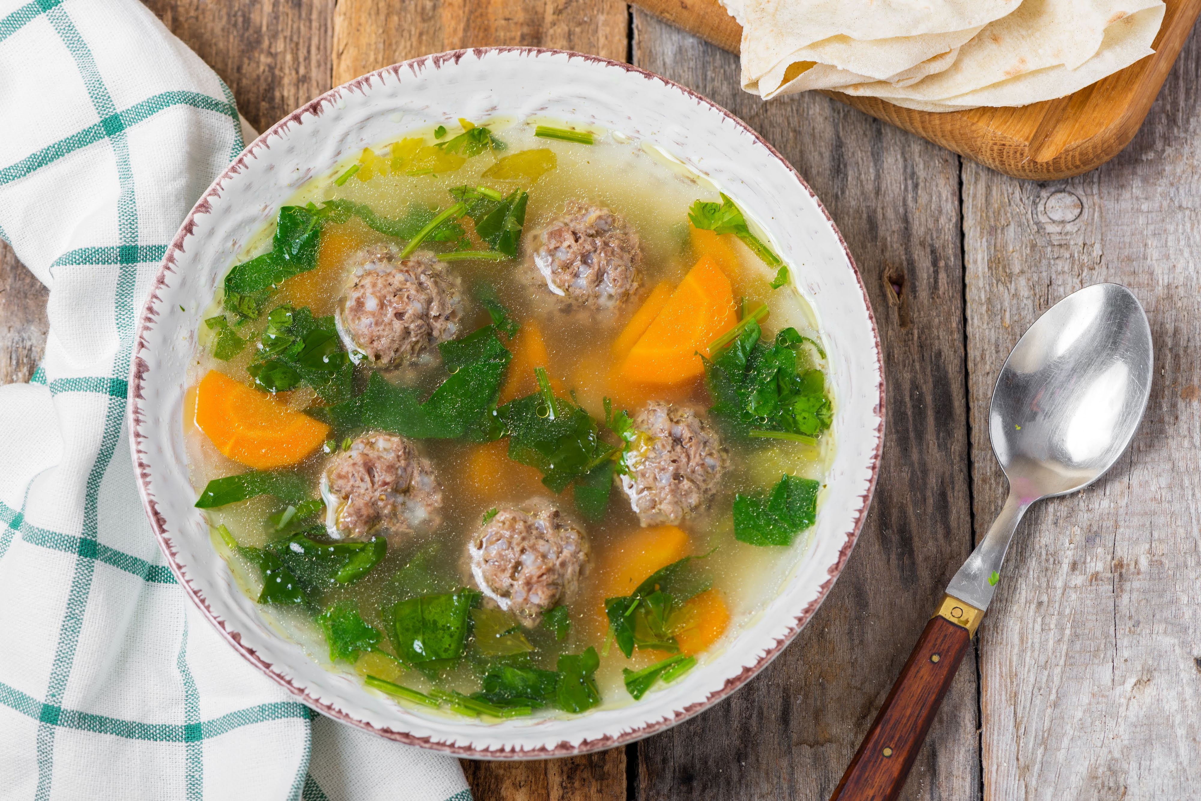 Sopa de albóndiga con espinaca