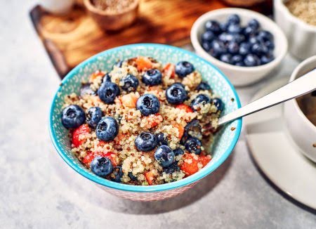 Quinoa cocida con frutos rojos de 194 Kcal