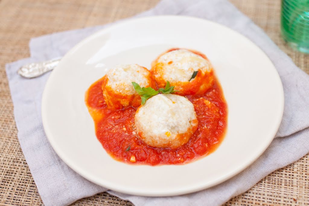 Bolitas de requesón en salsa de tomate